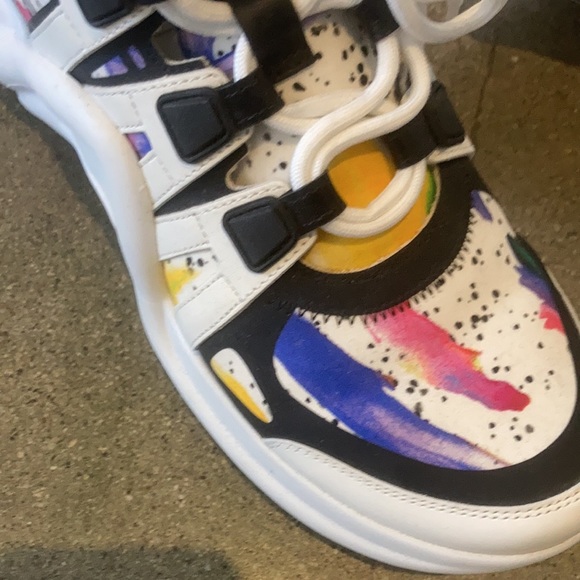 Louis Vuitton - Picture 3 of 5